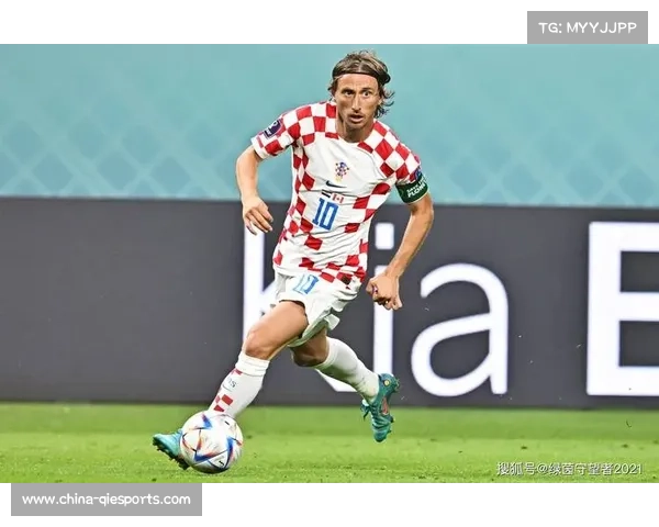 终场哨响,克罗地亚老将莫德里奇跪地掩面瞬间